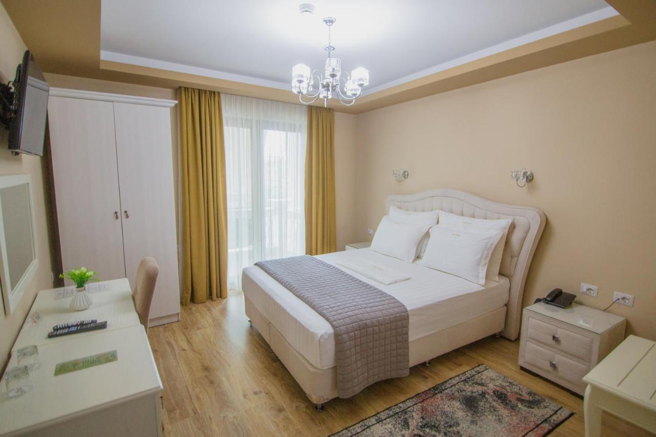 Christi'S Hotel Borova Корча Экстерьер фото