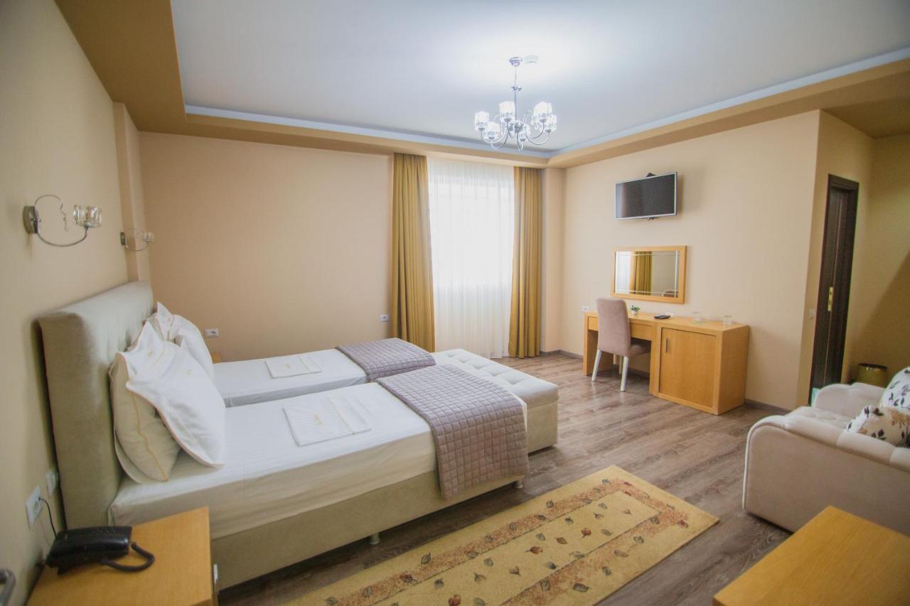 Christi'S Hotel Borova Корча Экстерьер фото